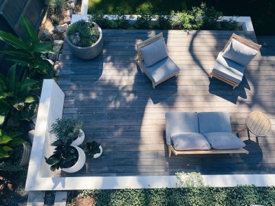 Kunststof of houten tuinstoel kiezen? Wat zijn de verschillen en voordelen?