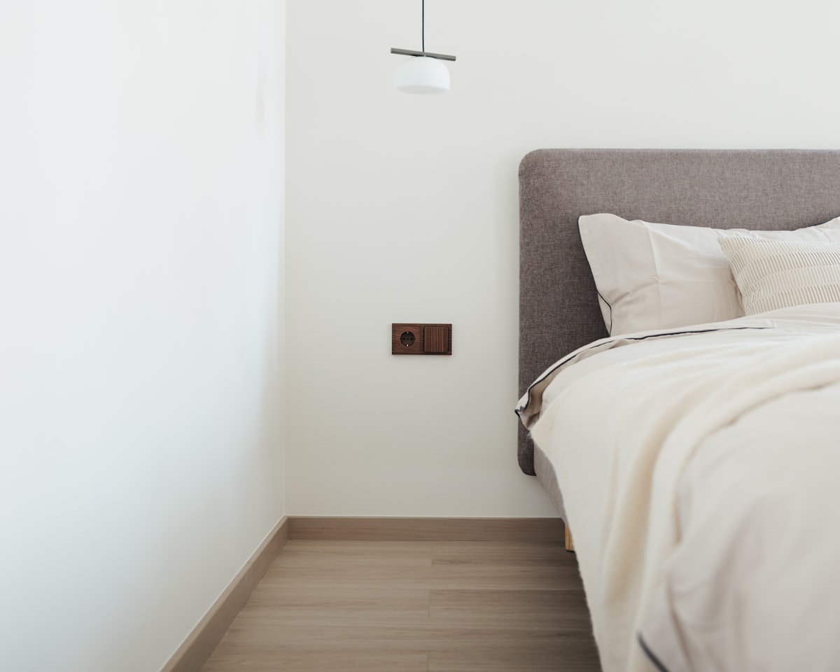 Een zwevend nachtkastje geeft je slaapkamer meteen meer ruimte